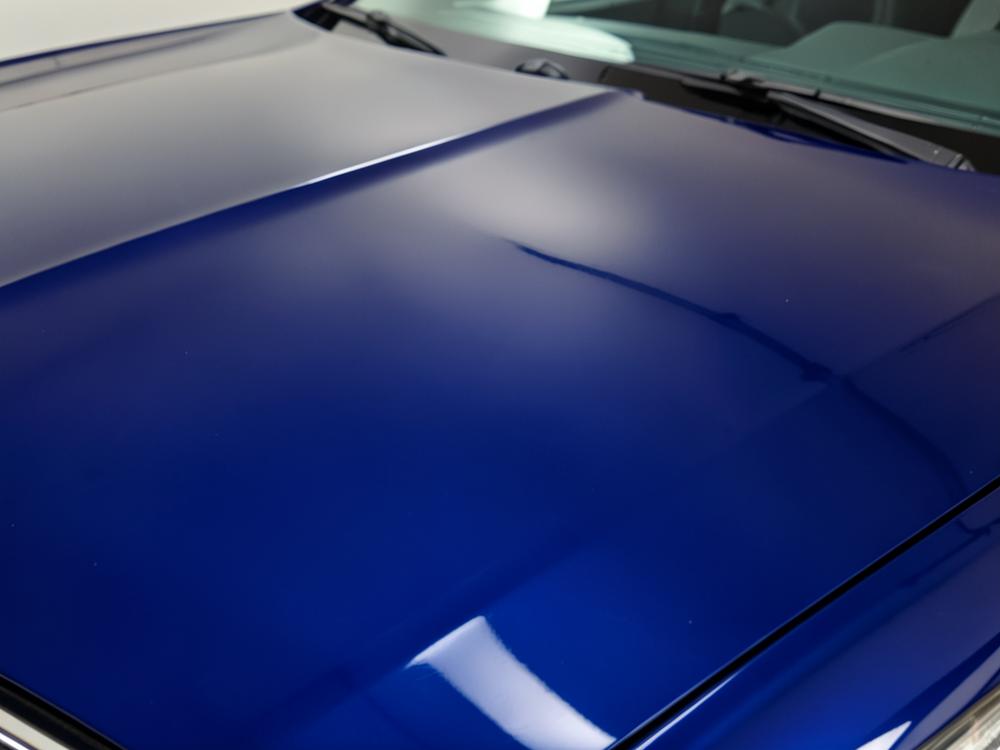 Spiegelnde Motorhaube nach Politur und Hochglanzversiegelung